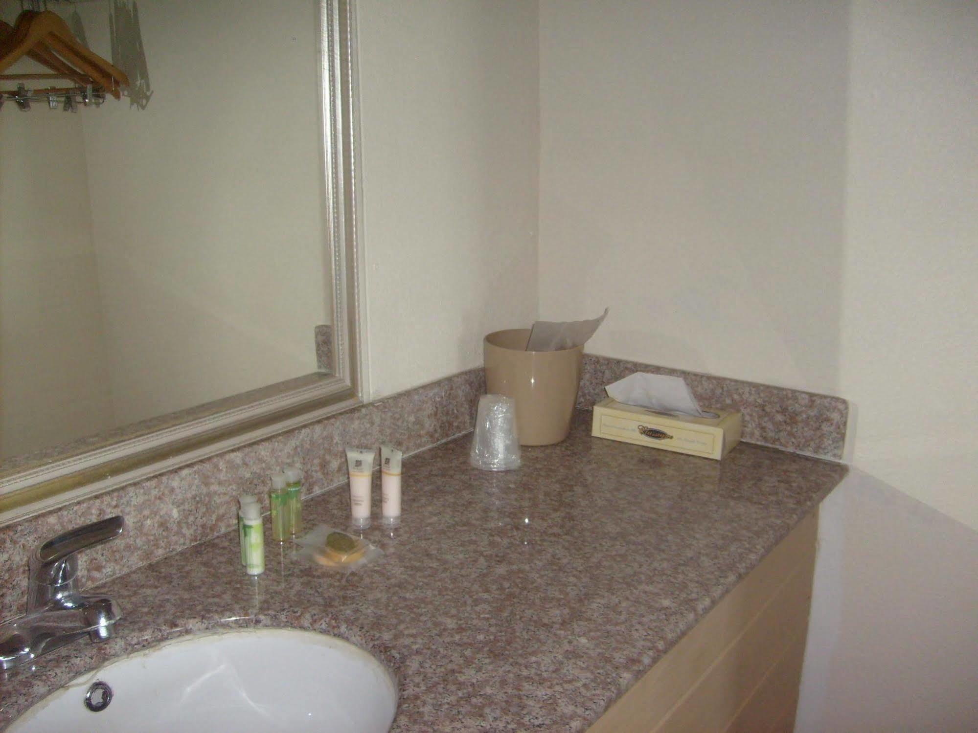 Express Inn Thomson Εξωτερικό φωτογραφία